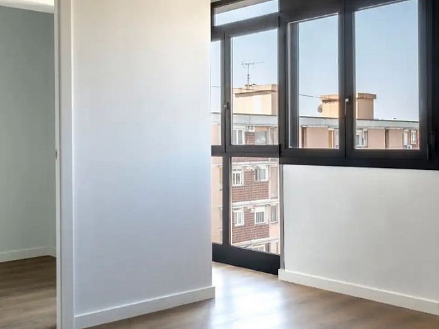 Estancia con salida al balcón en piso reformado en venta en Barcelona, REF 276860