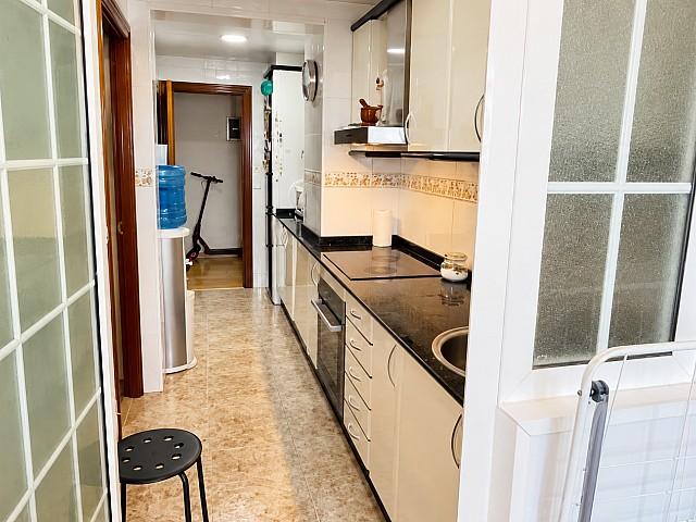 Cocina vista desde la zona de lavadero — Canyelles, Barcelona