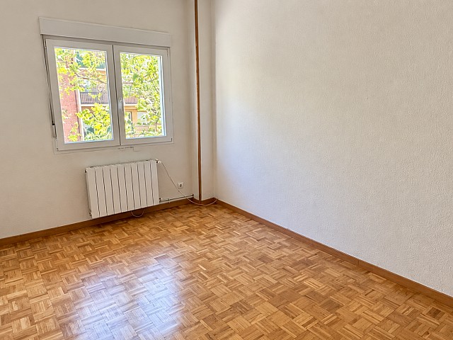 Salón comedor con grandes ventanales