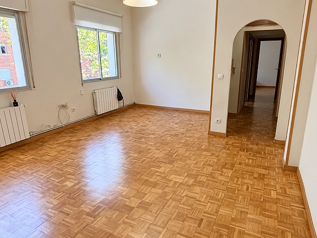 Dormitorio luminoso con parquet