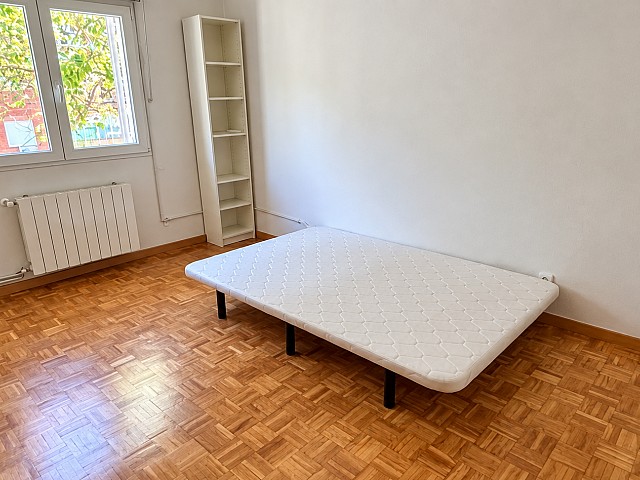 Segundo dormitorio con cama y luz natural