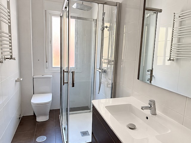 Baño con ducha y ventana