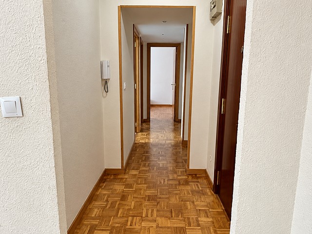 Distribuidor con suelo de parquet