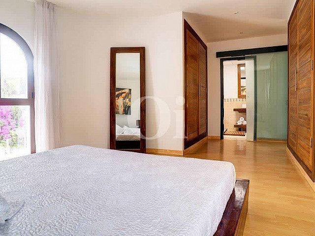 Exclusiva habitación doble con cama matrimonial en lujosa casa en venta situada en Ibiza