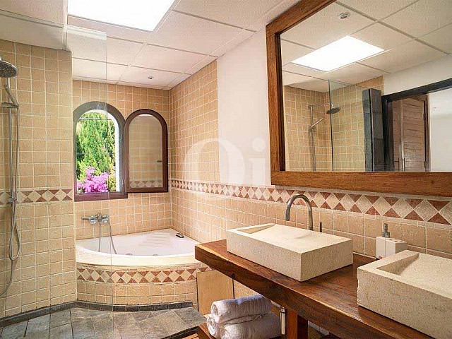 Exclusivo baño completo con bañera y aseo en casa en venta en Ibiza