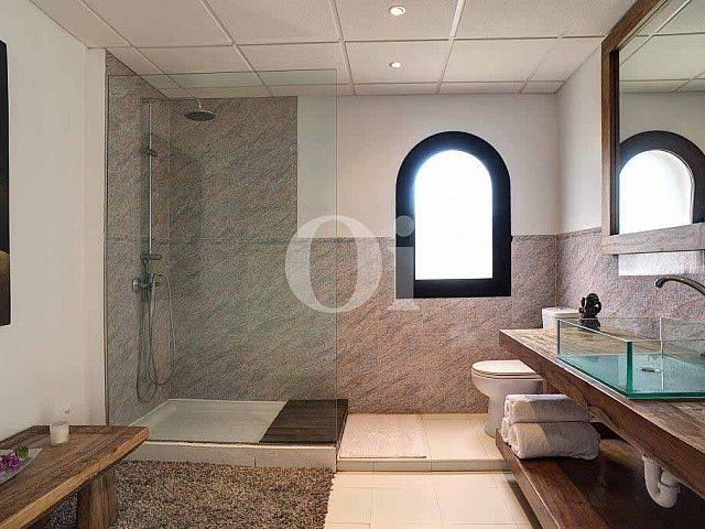Exclusivo baño completo con bañera y aseo en casa en venta en Ibiza
