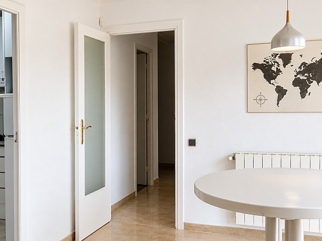 Comedor minimalista con mapa mundial