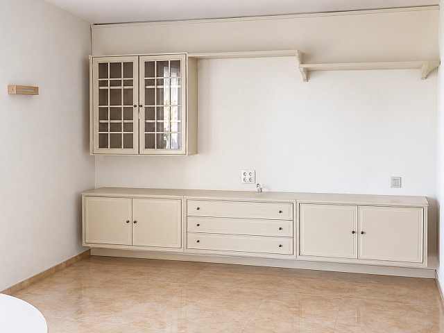 Interior minimalista con armarios empotrados