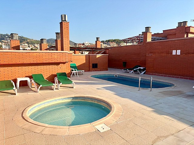 Apartamento reformado y amueblado con piscina en Vallcarca i els Penitents