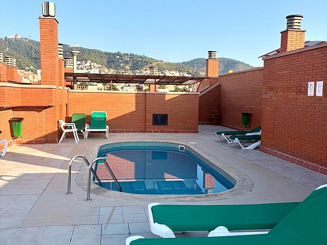 Apartamento reformado y amueblado con piscina en Vallcarca i els Penitents