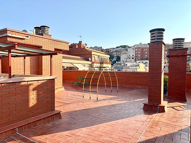 Apartamento reformado y amueblado con piscina en Vallcarca i els Penitents