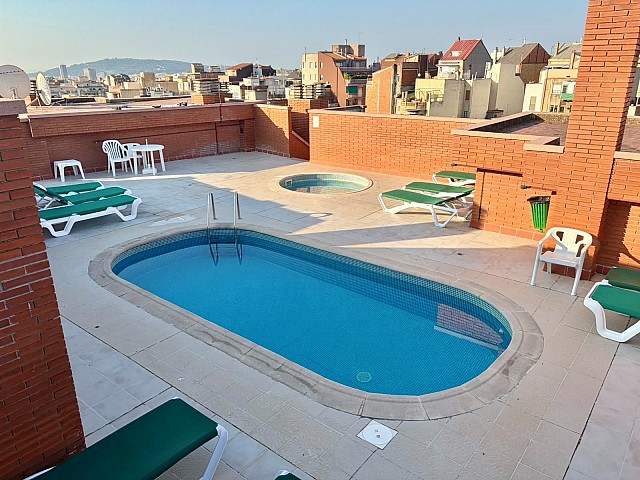 Apartamento reformado y amueblado con piscina en Vallcarca i els Penitents
