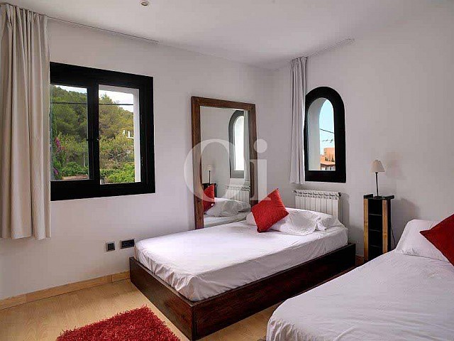 Уютная и светлая спальня в прекрасном доме в аренду на Ибице