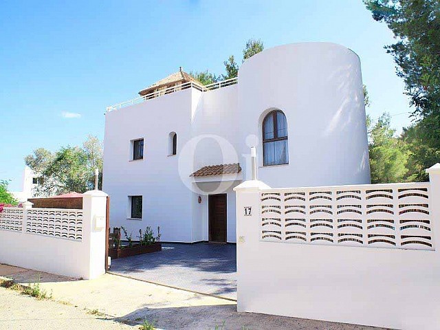 Fabulosa fachada de casa en venta en Ibiza