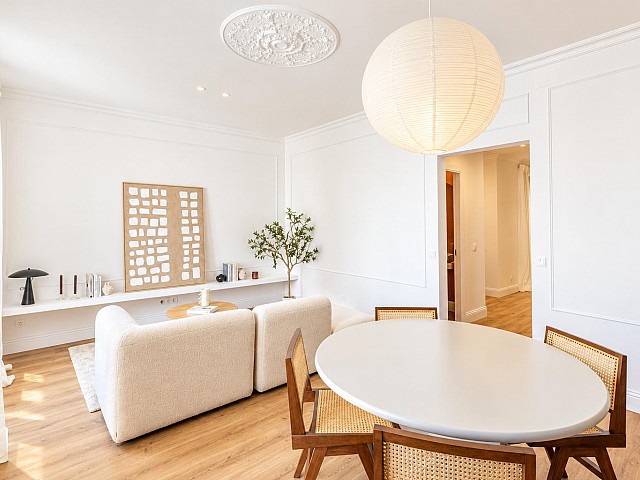 Exclusividad y diseño junto a Passeig de Gràcia \| Piso reformado con encanto y acabados de alta gama