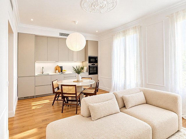 Exclusividad y diseño junto a Passeig de Gràcia \| Piso reformado con encanto y acabados de alta gama