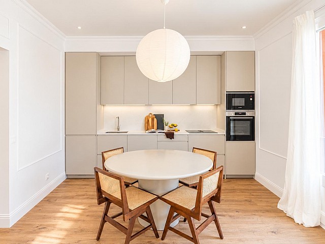 Exclusividad y diseño junto a Passeig de Gràcia \| Piso reformado con encanto y acabados de alta gama