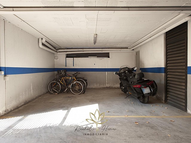 Chalet adosado esquinero con jardín, terrazas y garaje para dos coches en Montmar Bajo, Castelldefels