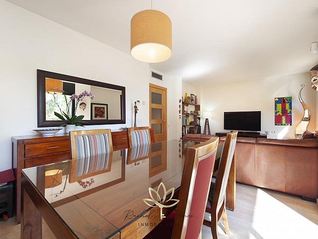 Chalet adosado esquinero con jardín, terrazas y garaje para dos coches en Montmar Bajo, Castelldefels