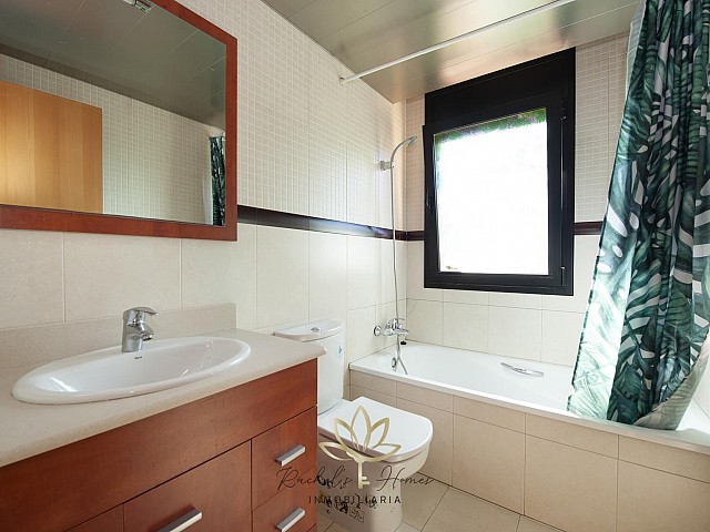 Chalet adosado esquinero con jardín, terrazas y garaje para dos coches en Montmar Bajo, Castelldefels