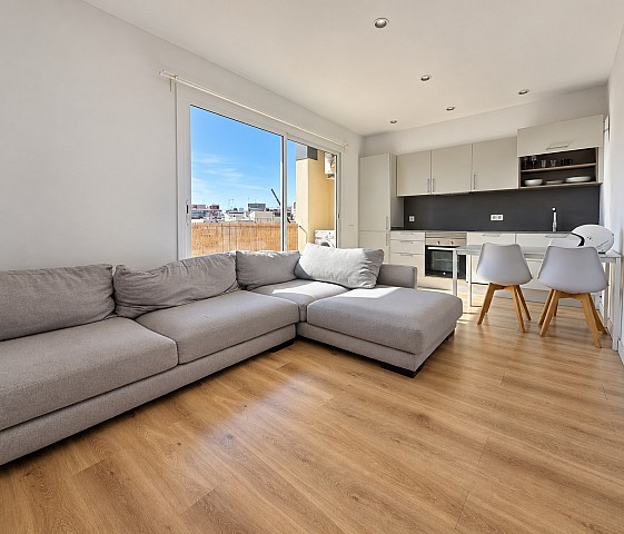 Renovierte Dachgeschosswohnung mit 2 Doppelschlafzimmern, Balkon und Aufzug in Barcelona
