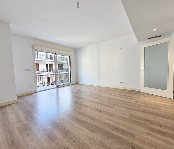 Piso exterior de 120 m² en Sant Gervasi: 3 dormitorios dobles, balcón y conserje
