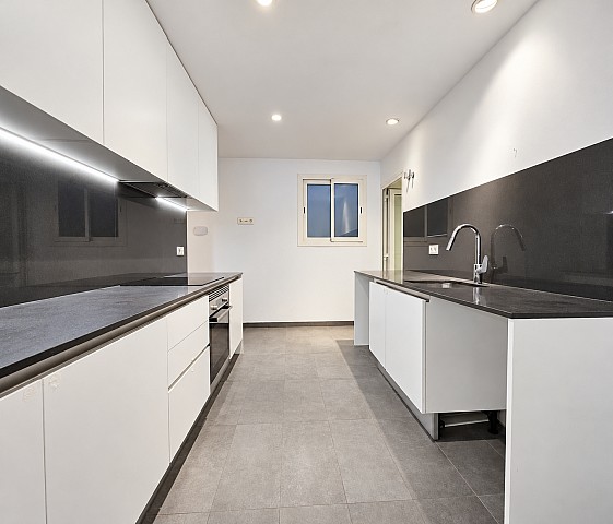 Cocina amplia con mobiliario blanco — Piso en Sant Gervasi, Barcelona