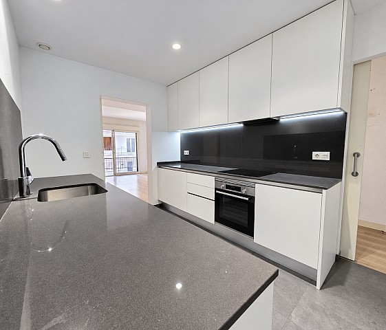 Cocina con horno y placa de cocción — Piso en Sant Gervasi, Barcelona