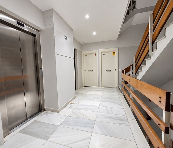 Ascensor y escalera comunitaria — Piso en Sant Gervasi, Barcelona