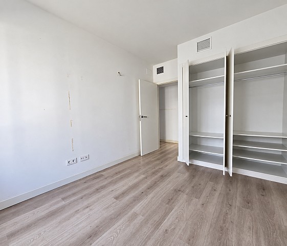 Dormitorio con armario empotrado — Piso en Sant Gervasi, Barcelona