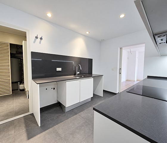 Cocina amplia y zona de instalaciones — Piso en Sant Gervasi, Barcelona