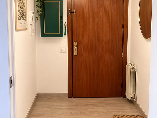 Piso de 4 habitaciones y 2 baños con balcón junto a Gran Via, Barcelona