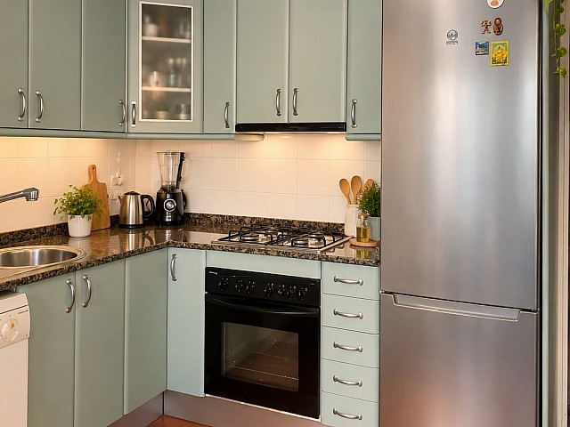 Piso de 4 habitaciones y 2 baños con balcón junto a Gran Via, Barcelona