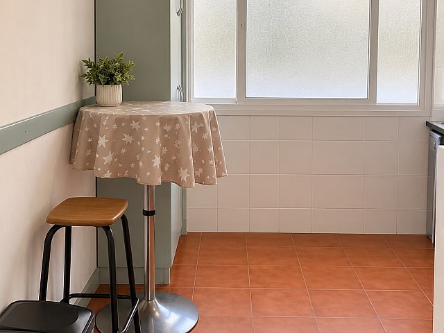 Piso de 4 habitaciones y 2 baños con balcón junto a Gran Via, Barcelona