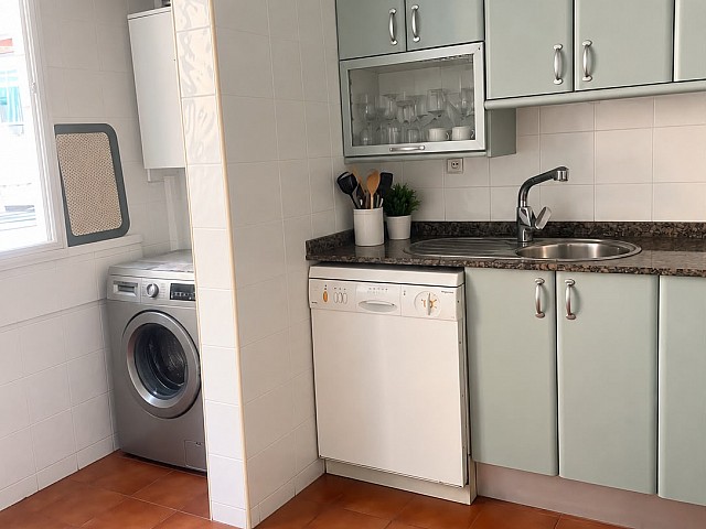 Piso de 4 habitaciones y 2 baños con balcón junto a Gran Via, Barcelona