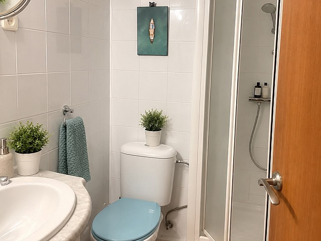 Piso de 4 habitaciones y 2 baños con balcón junto a Gran Via, Barcelona