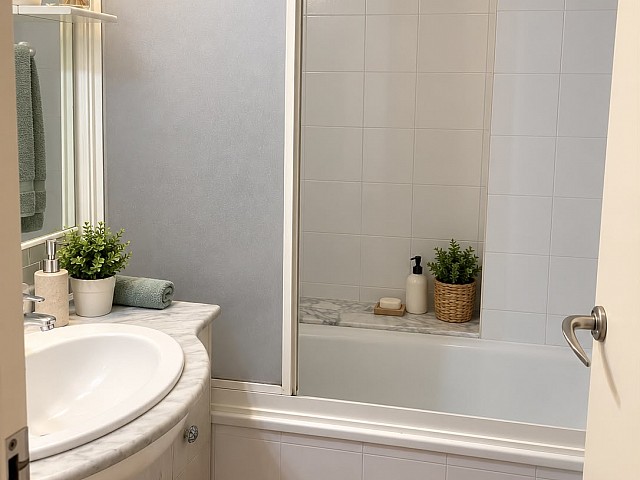 Piso de 4 habitaciones y 2 baños con balcón junto a Gran Via, Barcelona