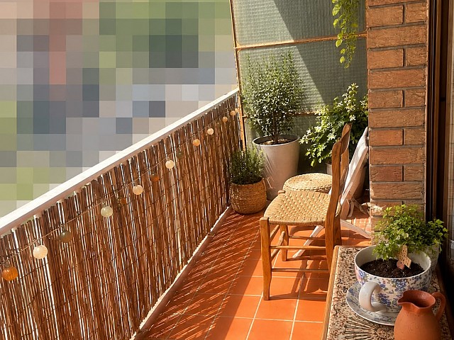 Piso de 4 habitaciones y 2 baños con balcón junto a Gran Via, Barcelona