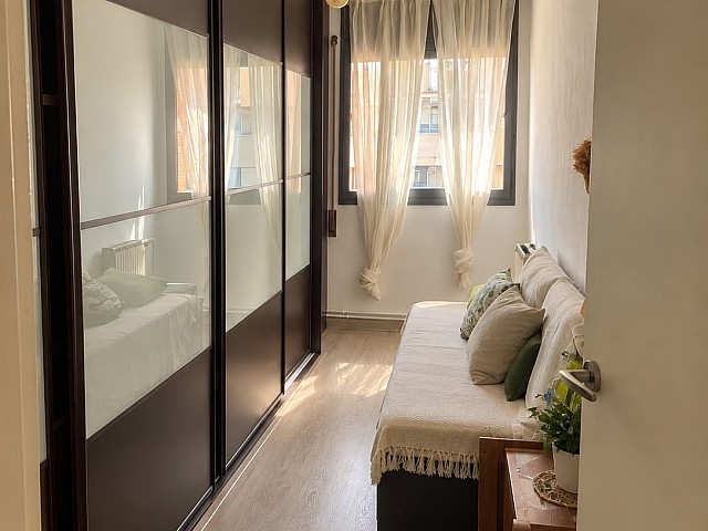 Piso de 4 habitaciones y 2 baños con balcón junto a Gran Via, Barcelona