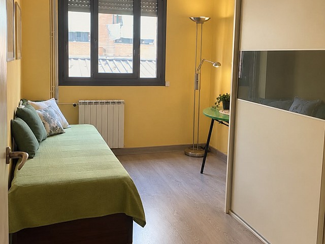 Piso de 4 habitaciones y 2 baños con balcón junto a Gran Via, Barcelona