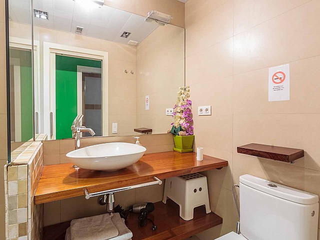 Belle salle de bain dans appartement luxueux en vente à Barcelone