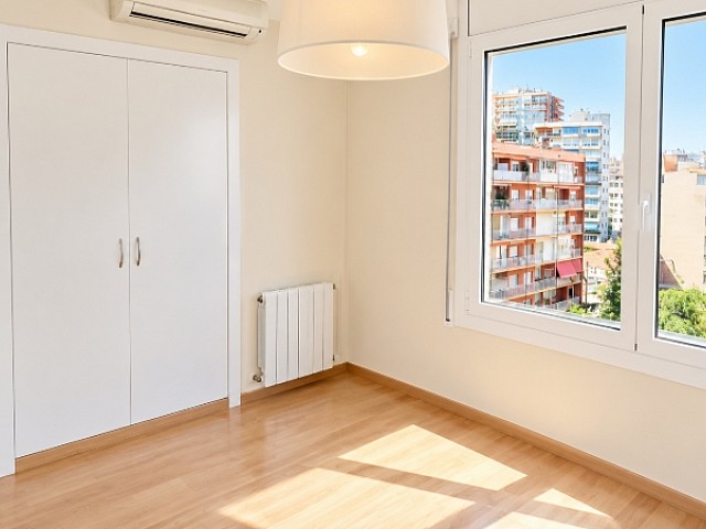 Gran oportunidad: piso con terraza y balcón junto a Gran Via de Carles III