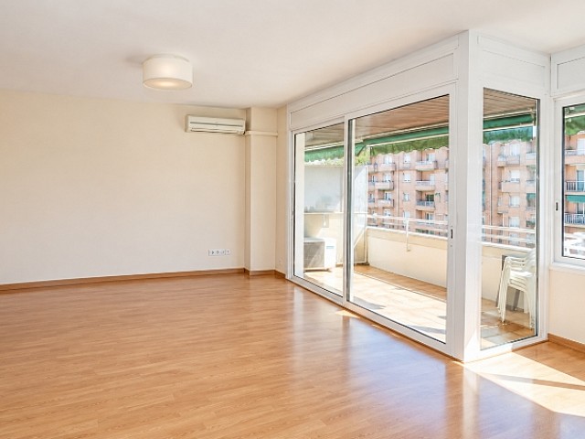 Gran oportunidad: piso con terraza y balcón junto a Gran Via de Carles III