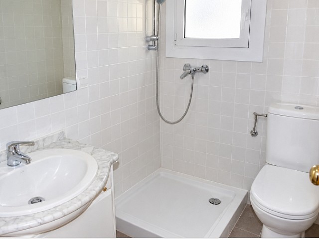 Gran oportunidad: piso con terraza y balcón junto a Gran Via de Carles III