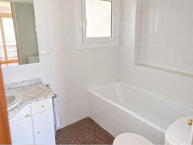 Gran oportunidad: piso con terraza y balcón junto a Gran Via de Carles III