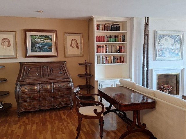 Zona de estar con librería y parquet en piso en venta en Sant Gervasi-La Bonanova, Barcelona, REF 283219