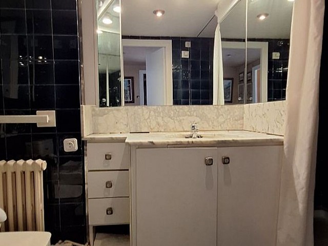 Baño con mueble de lavabo y espejo en piso en venta en Sant Gervasi-La Bonanova, Barcelona, REF 283219