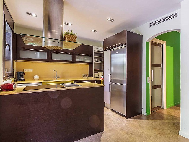 Equipped and functional kitchen in luxurious apartment for sale in Barcelona