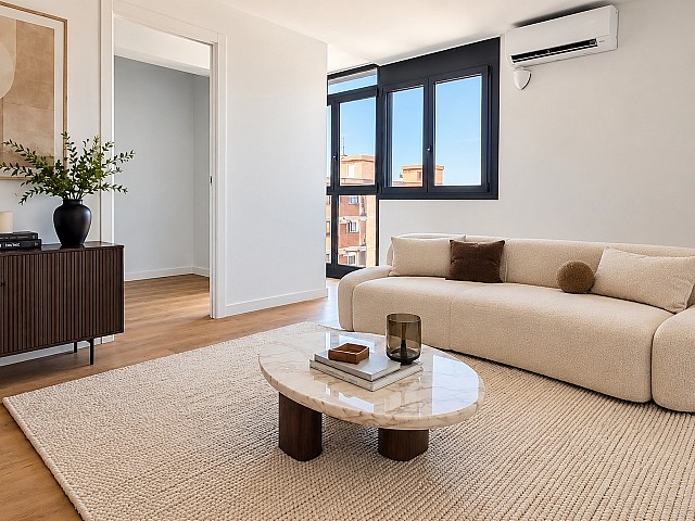 Salón con balcón y aire acondicionado en piso reformado en El Besòs i el Maresme, Barcelona