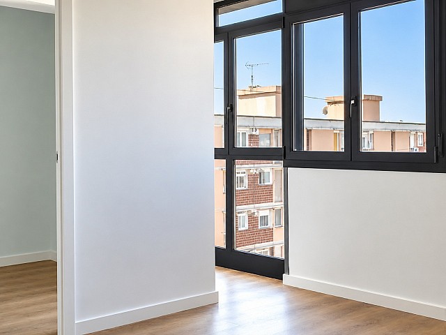 Estancia con salida al balcón en piso reformado en El Besòs i el Maresme, Barcelona